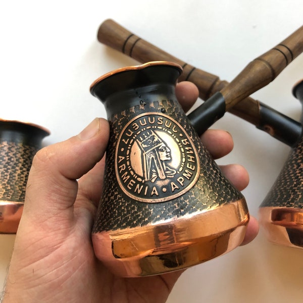 Handgemaakte Armeense koffiepot maker koper ibrik cezve turka jazzve met houten handvat logo Tigran Mets de grote koning van Armenië
