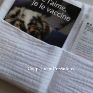 Pochette chien, protège carnet de vaccination brodée personnalisée , housse carnet de santé pour chien modèle blanc