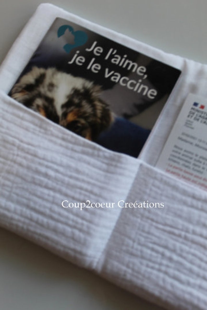 Pochette chien, protège carnet de vaccination brodée personnalisée , housse carnet de santé pour chien modèle blanc