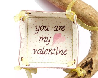 Valentine's box ITH in 4 different sizes. Lettering in English. Embroidery file.