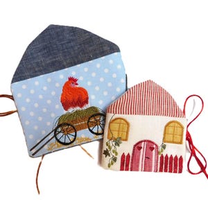 Bauernhaus 16x26cm/6x10" Stoffbuch -  ITH zum aufklappen,mit brütender Henne auf Heuwagen und Hopfenranke. Stickdatei ITH. Art. S-0005