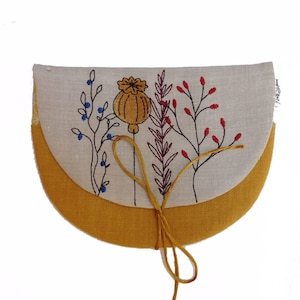 Tasche ITH für Näh-Utensilien und mehr, 5 verschiedene Grössen. Stickdatei. Die Klappe ist mit verschiedenen Zweigen bestickt.
