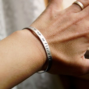 Bracciale,cuff bracelet, in alluminio anodizzato,personalizzabile,inciso  a mano