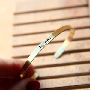 Bracciale bangle in ottone inciso a mano, personalizzabile immagine 3