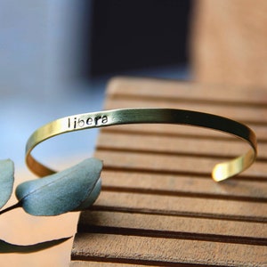 Bracciale bangle in ottone inciso a mano, personalizzabile immagine 1