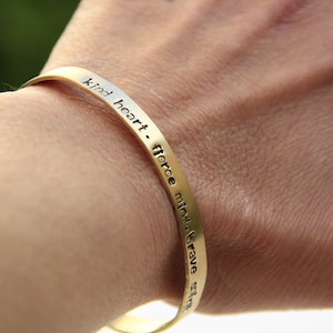 Bracciale rigido in ottone, inciso a mano, personalizzabile immagine 4