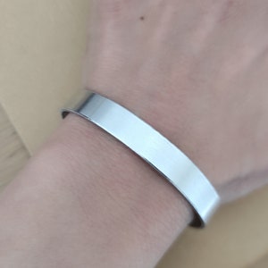 Bracciale, polsino, in alluminio anodizzato, personalizzabile, inciso a mano immagine 9