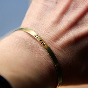 Bracciale bangle in ottone inciso a mano, personalizzabile immagine 2