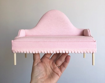 Skala 1/6. Soffa till dockhus, för dockor 30 centimeter hög, dockhusmöbler. Docksoffa i retrostil