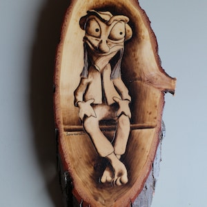 Woodburning of a funny guy on a wooden tree disc/sitting funny man burned on wooden slab/wall decoration on wood with pyrographic art