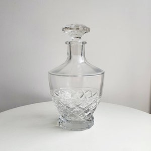 Crystal decanter//round decanter//liquor decanter//liquor bottle//whisky decanter//carafe//antique decanter//crystal//bar//men's gift