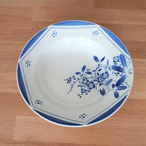 vintage porcelain dish//old flat//round and hollow dish//blue and white//old flowers//dry flat//flat flower//plateau