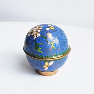 Small brass box//pillulier//siloed brass box//laiton//round box//jewelry box//brass box//blue box//flower decoration box//