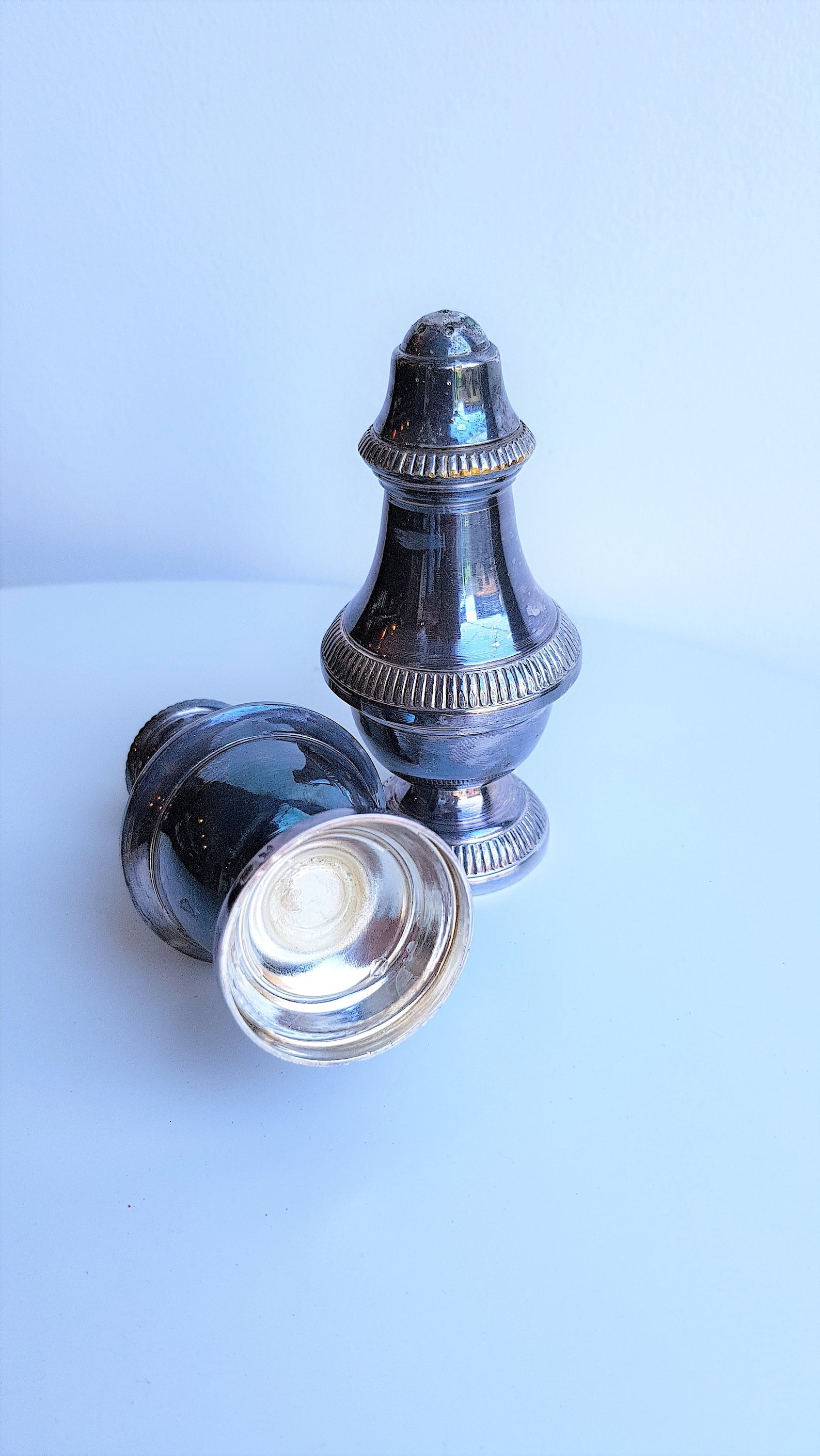 Duo Vintage Salière Et Poivrière Argentées Avec Plateau – Métal Brillant Déco Rétro