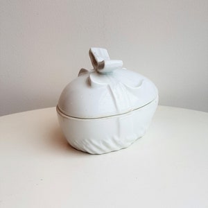 Old jewelry box//egg-shaped box/Easter gift//small white porcelain box/porcelain egg/porcelain candy//box