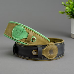 Puede incluir: Una correa de cámara de cuero marrón con ribete de cuero verde y una hebilla de metal. La correa tiene un parche de cuero verde con el texto "OLIVER I'M MICROCHIPPED CALL MY MUM 209-741-1111".