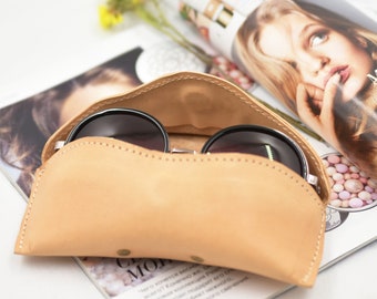 Personalisierte Leder-Sonnenbrillenhülle, Lederbrillenetui, Brillenschutz, Brillenhalter aus Leder, Geschenk zum Jahrestag