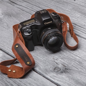 Cadeau pour lui, cadeaux de remise des diplômes, dragonne en cuir pour appareil photo, cadeau photographe personnalisé, dragonne en cuir pour appareil photo, cadeaux d'anniversaire