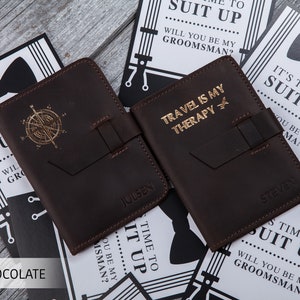 Puede incluir: Dos porta pasaportes de cuero marr&oacute;n chocolate oscuro con letras doradas. Un porta pasaportes dice "Travel is my therapy" con un peque&ntilde;o icono de avi&oacute;n. El otro porta pasaportes dice "Julsan".