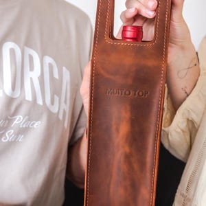 Wijntas, leren wijndraagtas, gepersonaliseerde wijndrager, Vaderdagcadeaus, cadeaus voor hem, pensioencadeaus, relatiegeschenken, wijnhouder afbeelding 12