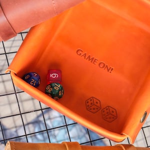 D&D Würfeltablett Leder Benutzerdefinierte Rolling Tablett Personalisierte Schreibtisch Caddy Jubiläumsgeschenke Dnd Geschenk für ihn, Klasse von 2026, Abschlussgeschenke Bild 1