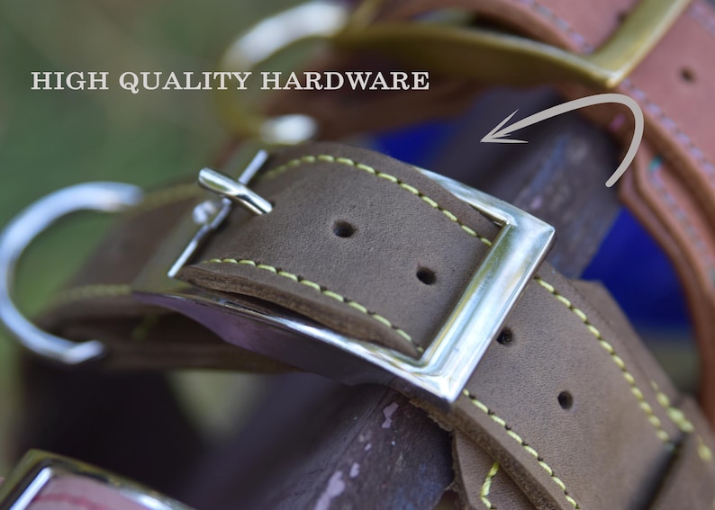 Puede incluir: Un collar de cuero marr&oacute;n con costuras amarillas en contraste, una hebilla de metal plateado y una anilla en D. El texto HIGH QUALITY HARDWARE es visible sobre el collar, junto a una flecha curva que apunta hacia la hebilla met&aacute;lica.