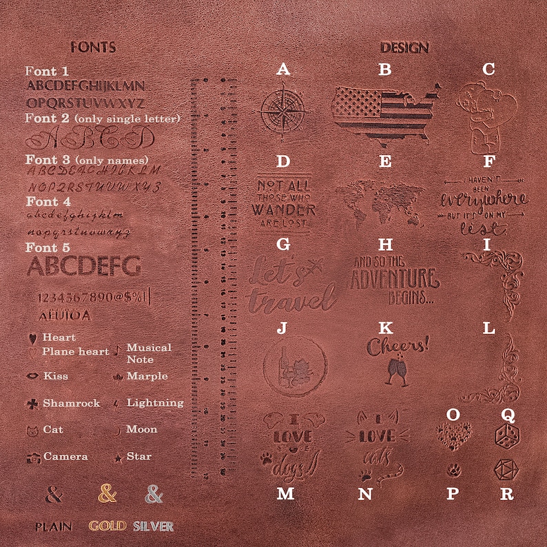 K&ouml;nnte beinhalten: Ein braunes Lederjournal mit verschiedenen gepr&auml;gten Designs, darunter ein Kompass, eine Weltkarte, ein Herz, eine Katze, eine Kamera und die Worte "Let's travel".