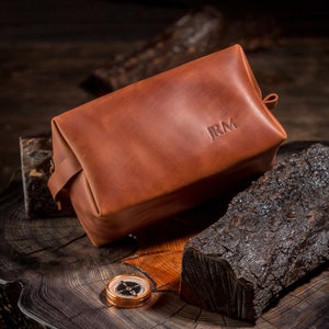 Personalized Mens toiletry bag, Monogram dopp kit, Leather toiletry bag men, Groomsmen gift, Gifts for him