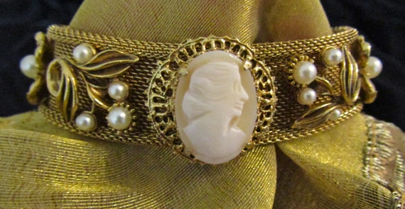 Vintage Florenza Mesh Shell Cameo & Faux Pearl Br… - image 5