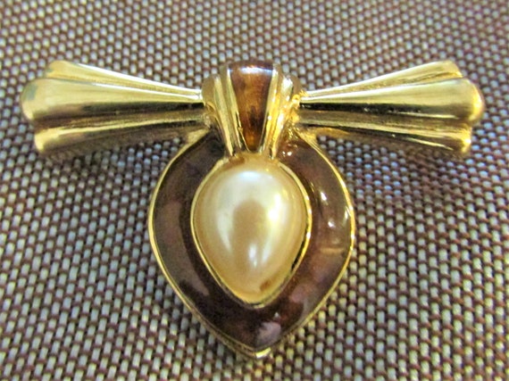 Vintage Richelieu Mabe Pearl & Enamel Bow Brooch - image 1