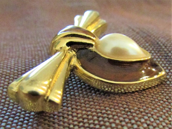 Vintage Richelieu Mabe Pearl & Enamel Bow Brooch - image 2