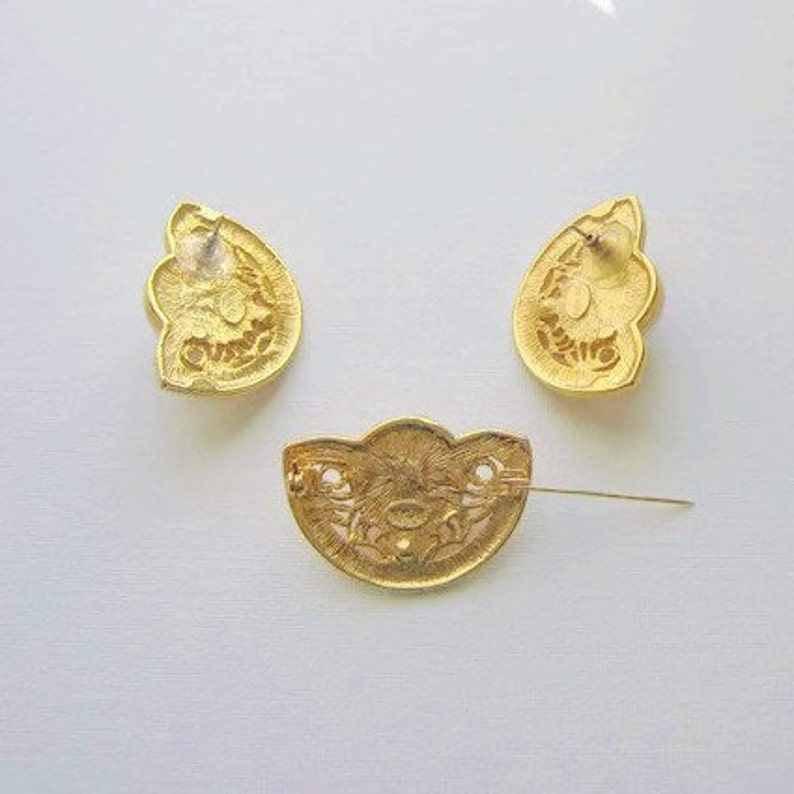 large brooch and large stud earrings in a fan shape with faux pearls and white clear crystals Jewelry set Vintage gold tone jewelry set