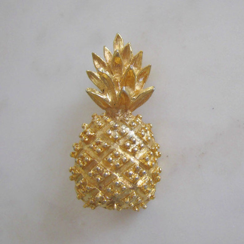 Vintage Gold tone Fruit pineapple Brooch Costume jewelry holiday for women birthday anniversary retirement graduation wedding engagement