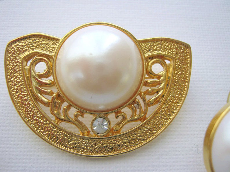 large brooch and large stud earrings in a fan shape with faux pearls and white clear crystals Jewelry set Vintage gold tone jewelry set