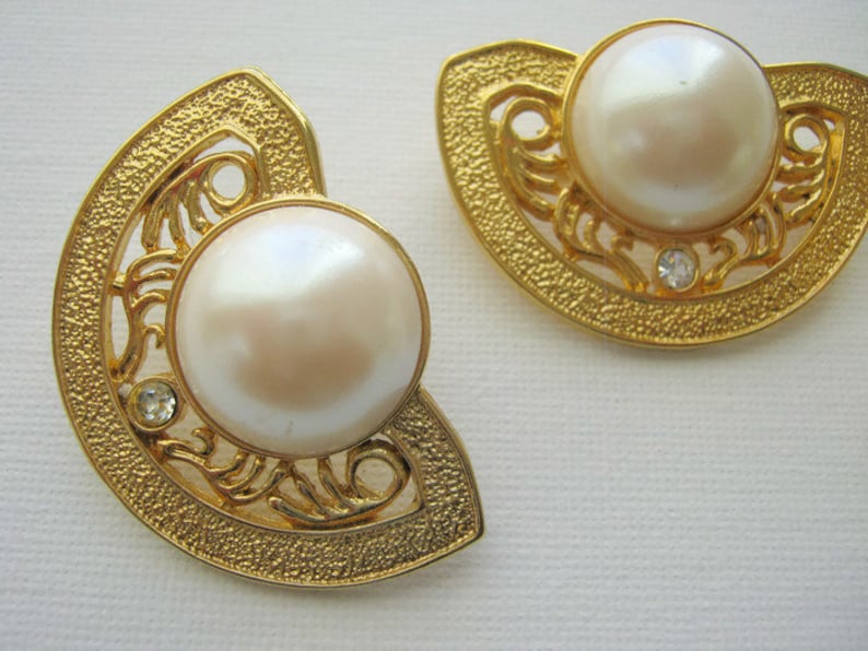 large brooch and large stud earrings in a fan shape with faux pearls and white clear crystals Jewelry set Vintage gold tone jewelry set