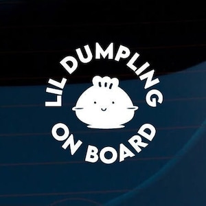 Lil Dumpling Baby on Board Naklejka samochodowa odporna na warunki atmosferyczne | Naklejka na okno | Naklejka na zderzak z winylu