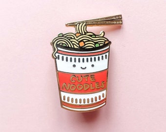 Spilla smaltata per noodle a tazza carina / Spilla da bavero Punny per cibo asiatico Ramen istantaneo