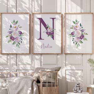 Decoração de parede personalizada com flores roxas para quarto de bebê, arte de parede com letras iniciais personalizadas e nome do bebê - IMPRIMÍVEL