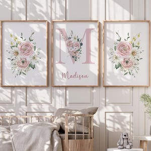 Decoração de parede personalizada com estampa floral rosa para quarto de bebê, nome inicial do bebê, arte de parede impressa - IMPRIMÍVEL