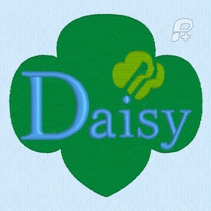 Könnte beinhalten: Grüner Kleeblatt-förmiger Aufnäher mit dem Wort "Daisy" in blauer Schrift. Eine gelbe und grüne stilisierte Blume befindet sich in der oberen rechten Ecke.