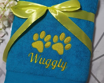 Toalla de perro personalizada con el nombre 'Wuggly', toalla para mascotas, regalo para cachorros, regalo para perros, toalla para perros personalizada, toalla para perros, regalo para cachorros nuevos, regalo para mascotas