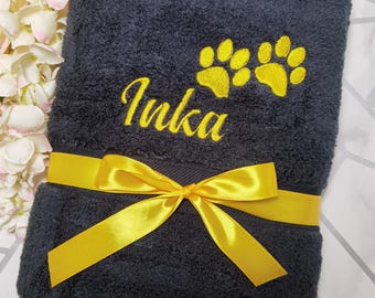 Toalla de algodón supersuave personalizada para perros, color negro, blanco y gris, con diseño de huella bordada, ideal como regalo para cachorros.