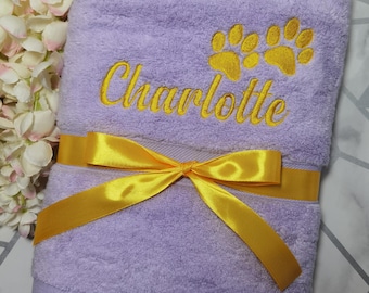 Toalla de algodón supersuave personalizada para perros, color rosa/morado, diseño de huella bordada, toalla para mascotas, regalo para perros, toalla personalizada para mascotas, regalo para cachorros.