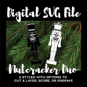 Puede incluir: Archivo SVG digital de dos adornos de cascanueces, uno negro y uno blanco, con el texto "Nutcracker Duo" y "2 estilos con opciones para cortar y superponer, puntuar o grabar".