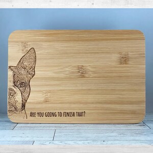 K&ouml;nnte beinhalten: Ein Schneidebrett aus Holz mit einem lasergravierten Bild eines franz&ouml;sischen Bulldoggen, der &uuml;ber den Rand schaut. Der Text "Are you going to finish that?" ist unter dem Bild graviert.