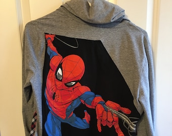 Sweat à capuche recyclé avec écusson Spider Man. Sweat à capuche altéré avec patchwork. Sweat à capuche remodelé taille moyenne unisexe. Sweat à capuche funky et confortable