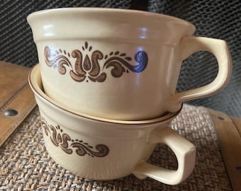 Vintage aardewerken mokkenset uit de jaren 70: mosterdgebloemde koffiekopjes