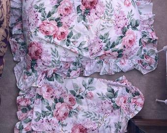 A Set of Two Pillow Shams. Floral Pattern. Shabby Chic. Vintage. 100 % Cotton. Romantic Touch. Home Accents