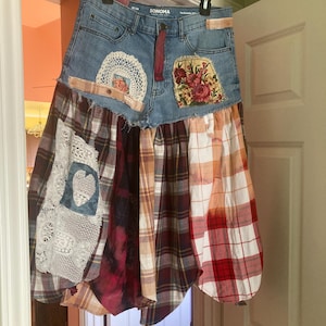 Asymmetrisk denimkjol. Handdekorerad. Patchwork-denim. Rutigt tyg. Unikt och funky.