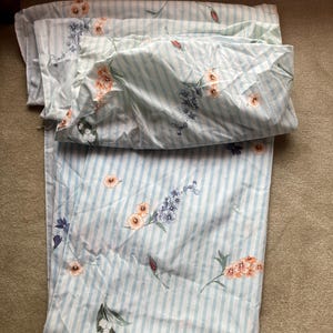 Vintage Bed Sheets Set. Twin Bed Sheets. No Iron Sheets. Floral Pattern. Blue And White  Pink flowers